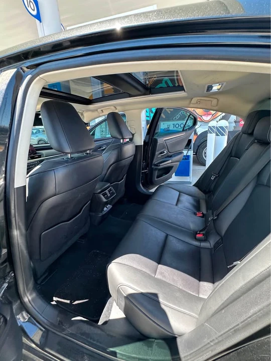 2019 Lexus ES 7th Gen - Image 15 of 20