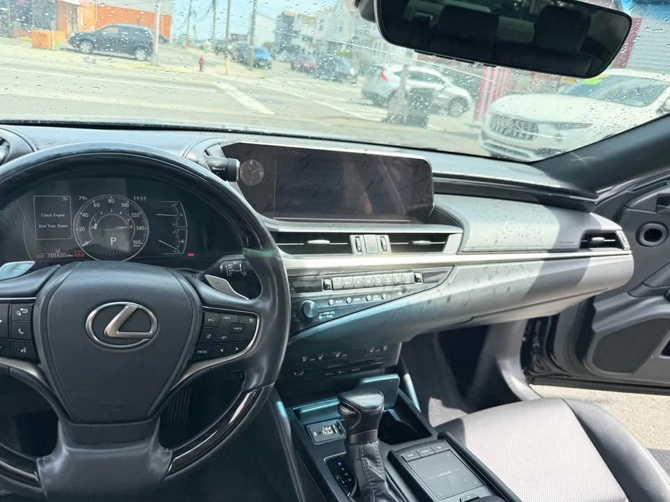 2019 Lexus ES 7th Gen - Image 10 of 13