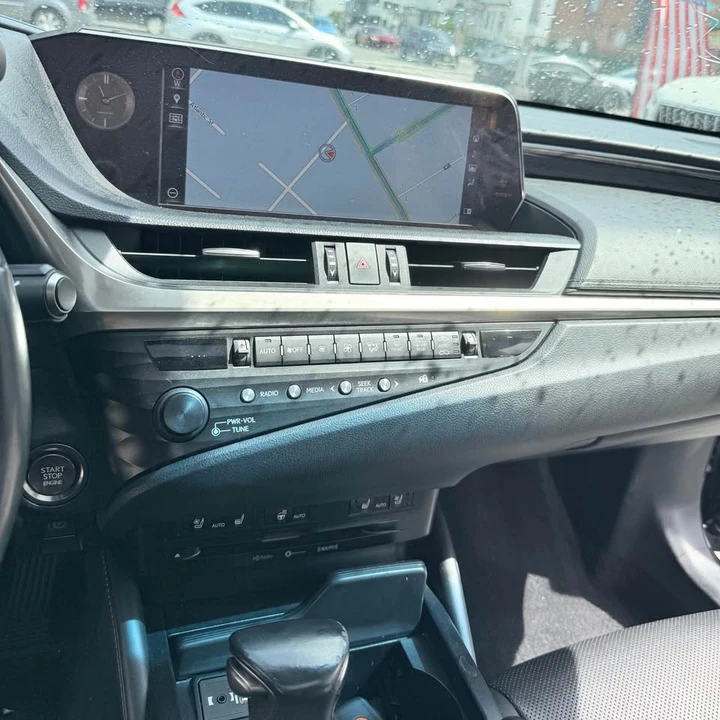2019 Lexus ES 7th Gen - Image 9 of 13