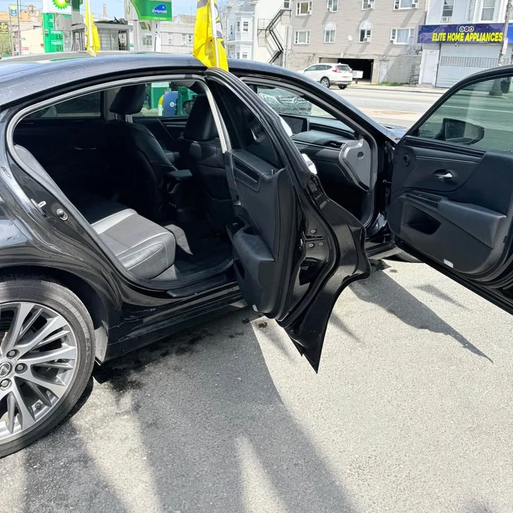 2019 Lexus ES 7th Gen - Image 8 of 13