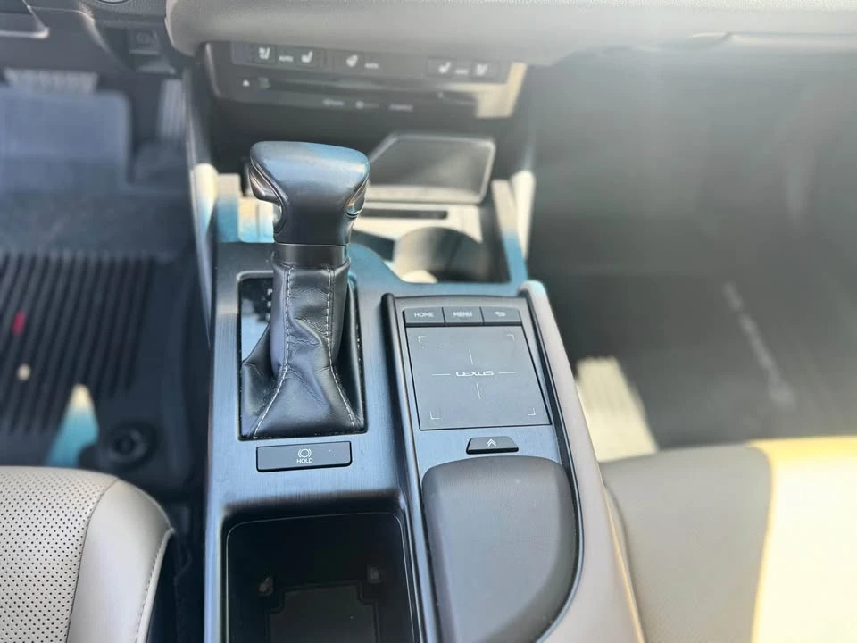 2019 Lexus ES 7th Gen - Image 11 of 12
