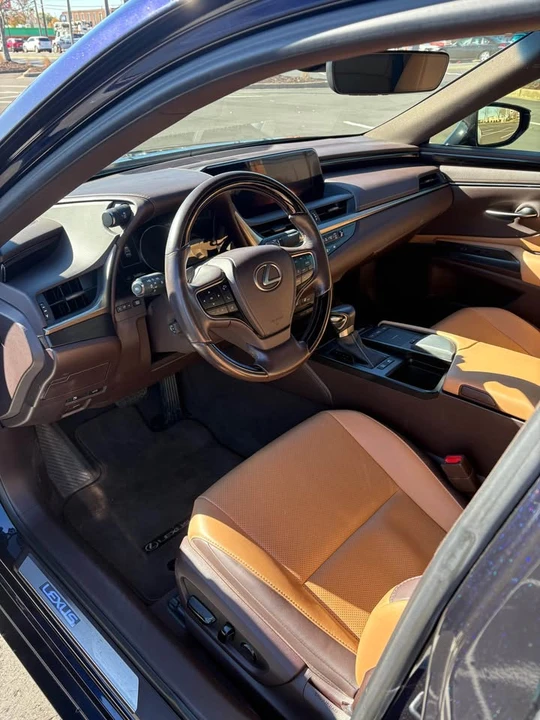 2019 Lexus ES 7th Gen - Image 2 of 5
