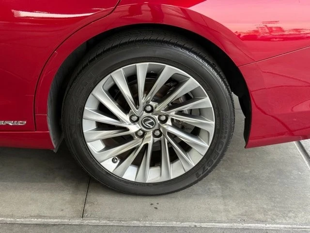 2019 Lexus ES 7th Gen - Image 16 of 21