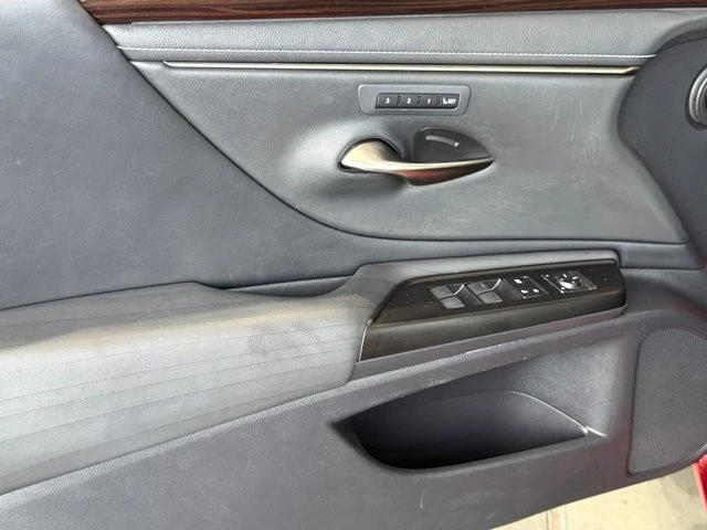 2019 Lexus ES 7th Gen - Image 18 of 21