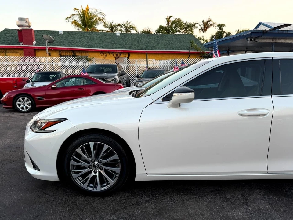 2019 Lexus ES 7th Gen - Image 10 of 12