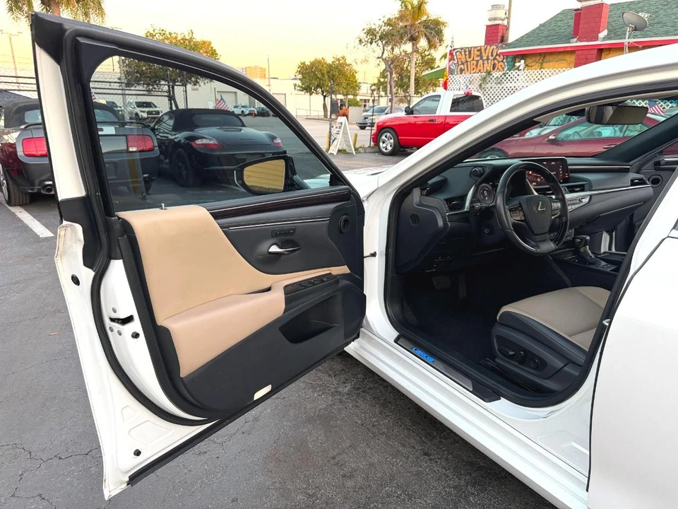 2019 Lexus ES 7th Gen - Image 19 of 21