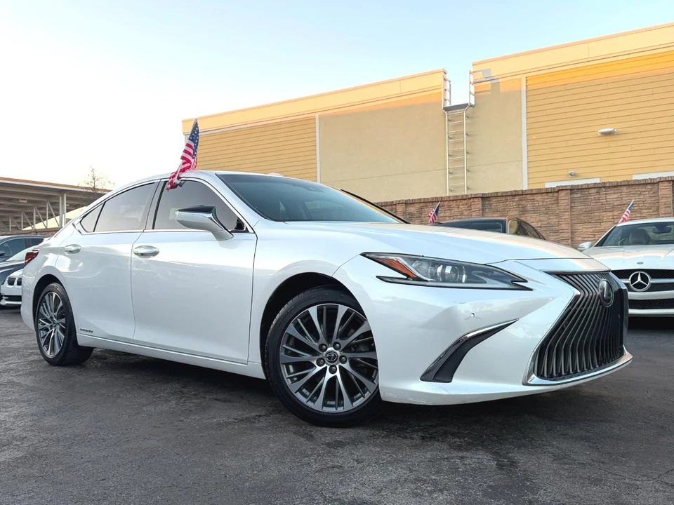 2019 Lexus ES 7th Gen - Image 2 of 12