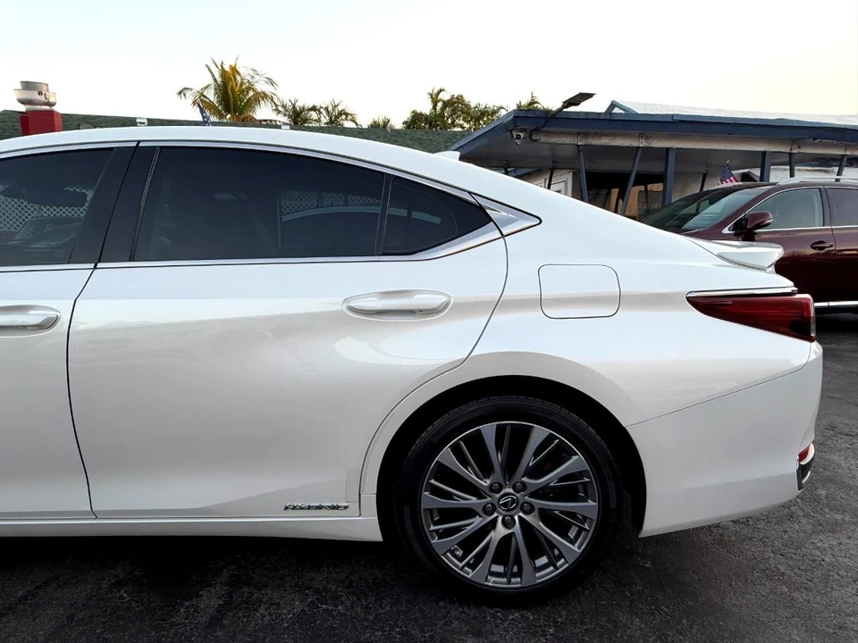 2019 Lexus ES 7th Gen - Image 11 of 12