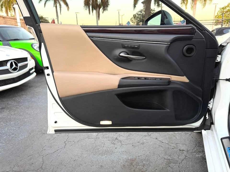 2019 Lexus ES 7th Gen - Image 18 of 21