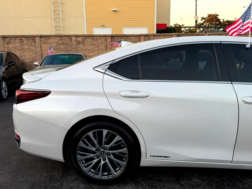 2019 Lexus ES 7th Gen - Image 13 of 21