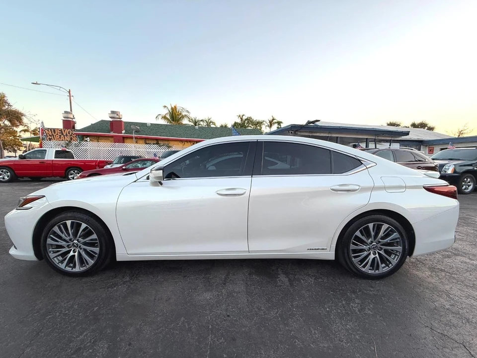 2019 Lexus ES 7th Gen - Image 9 of 12
