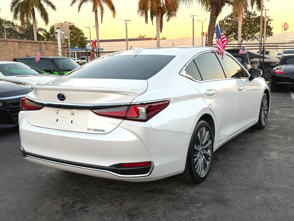 2019 Lexus ES 7th Gen - Image 17 of 21
