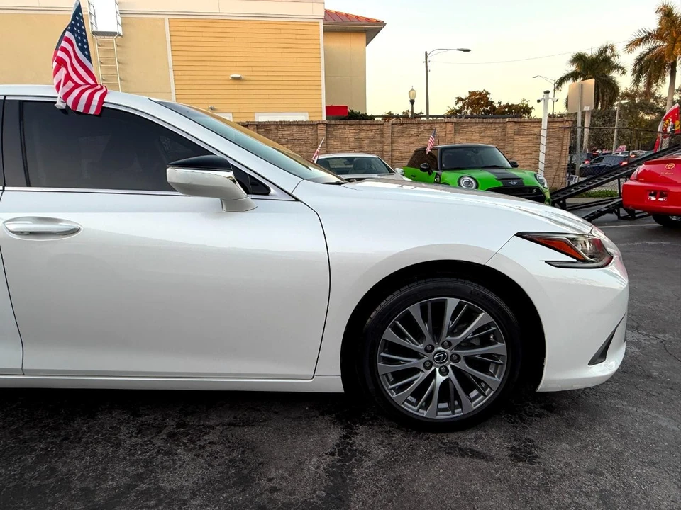 2019 Lexus ES 7th Gen - Image 14 of 21