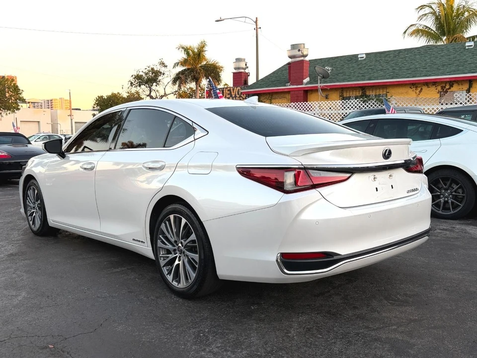 2019 Lexus ES 7th Gen - Image 16 of 21