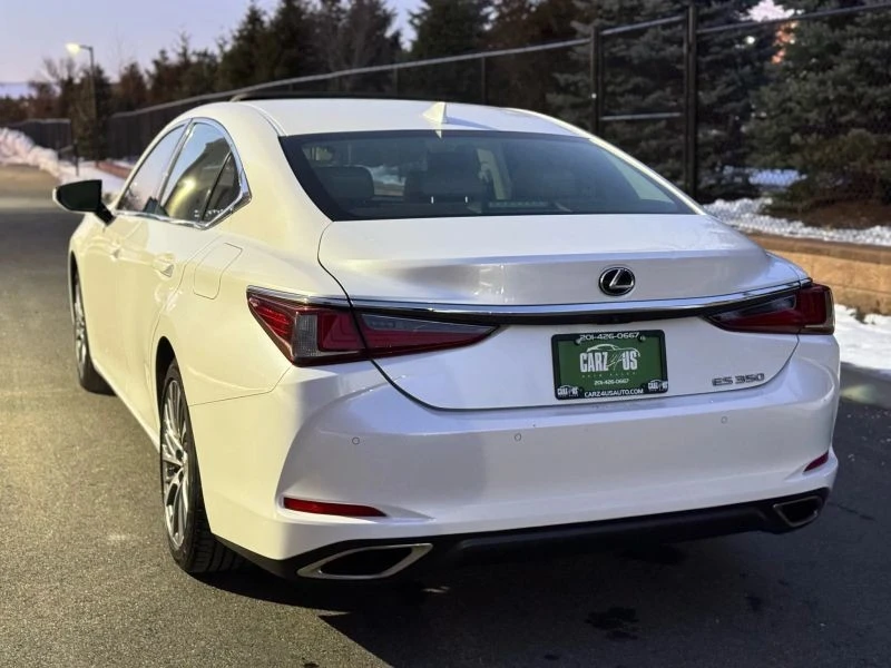 2019 Lexus ES 7th Gen - Image 9 of 12