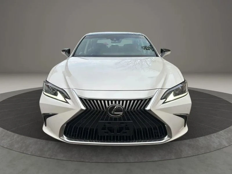 2019 Lexus ES 7th Gen - Image 2 of 12