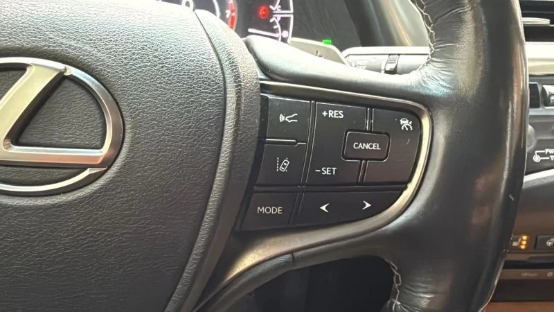 2019 Lexus ES 7th Gen - Image 11 of 12