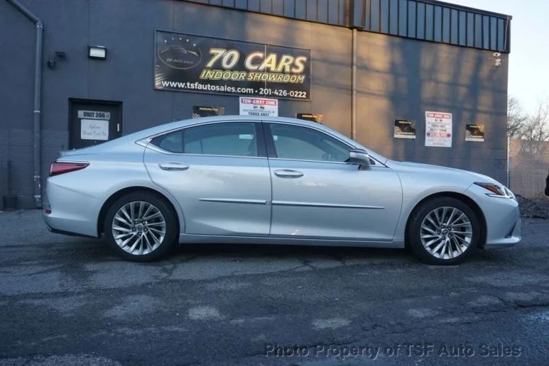 2019 Lexus ES 7th Gen - Image 9 of 12