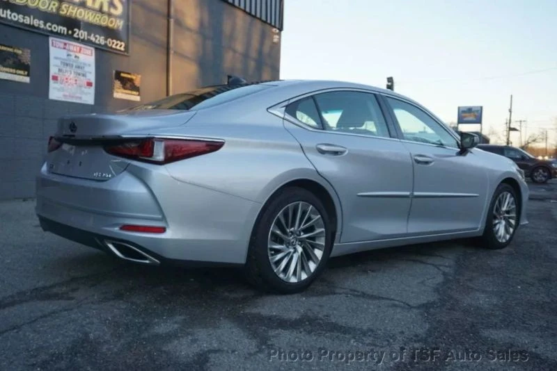 2019 Lexus ES 7th Gen - Image 8 of 12