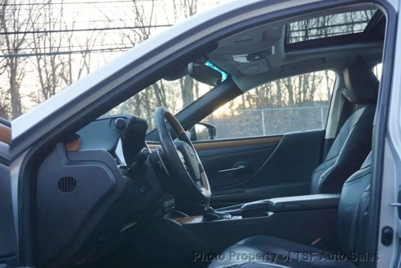 2019 Lexus ES 7th Gen - Image 11 of 12