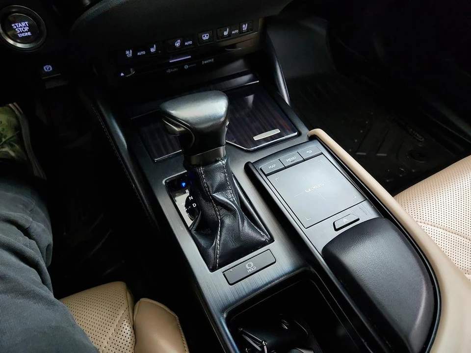 2019 Lexus ES 7th Gen - Image 19 of 21