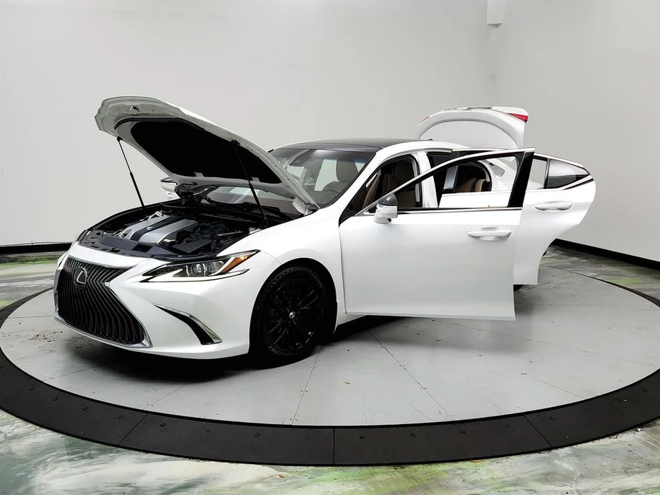 2019 Lexus ES 7th Gen - Image 9 of 12