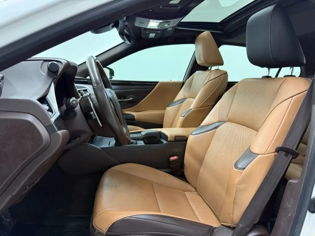 2019 Lexus ES 7th Gen - Image 15 of 21