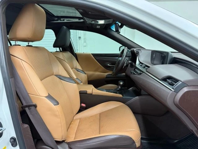 2019 Lexus ES 7th Gen - Image 19 of 21