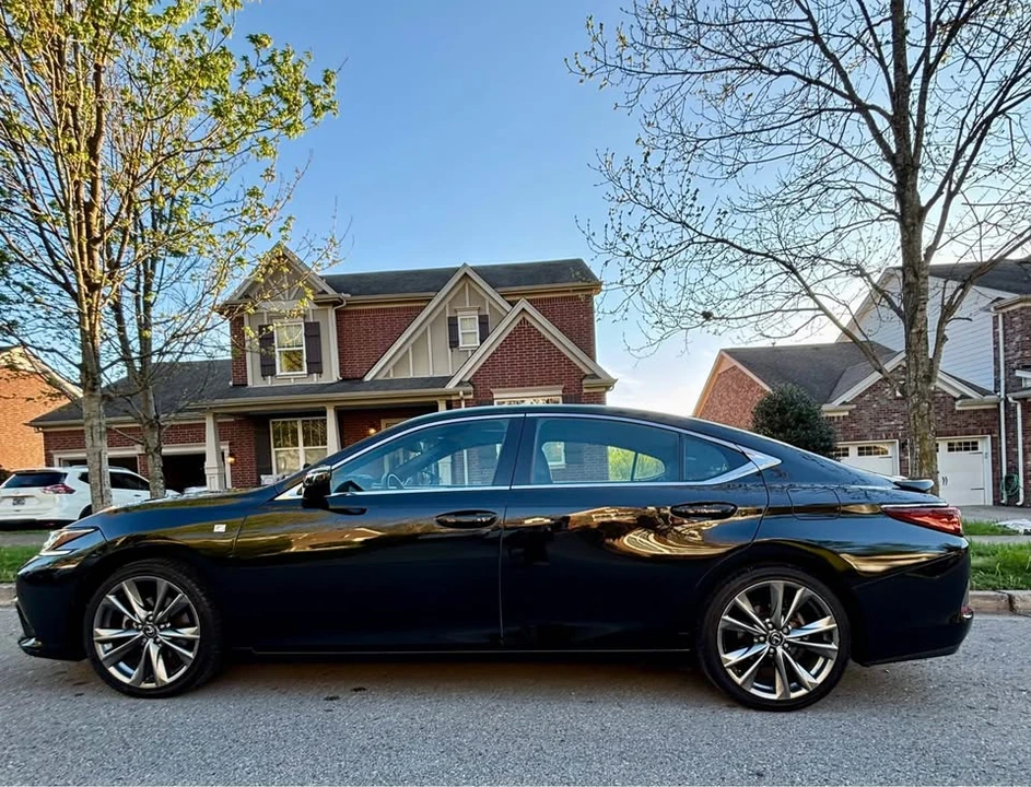 2019 Lexus ES 7th Gen - Image 2 of 10