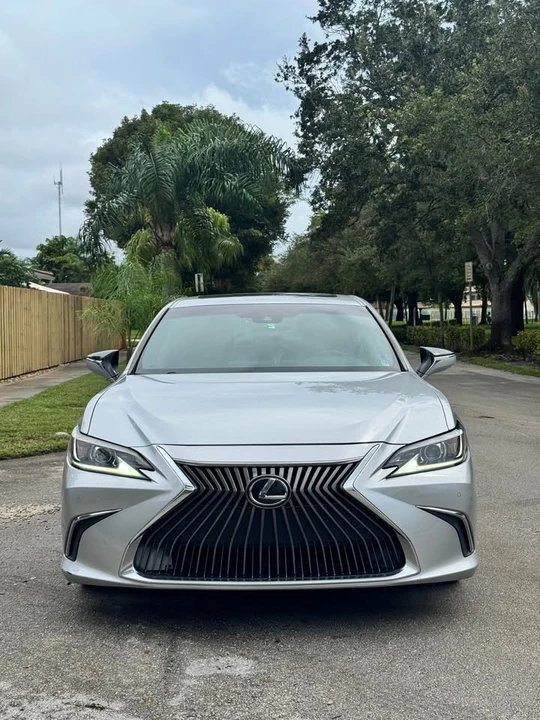 2019 Lexus ES 7th Gen - Image 2 of 12