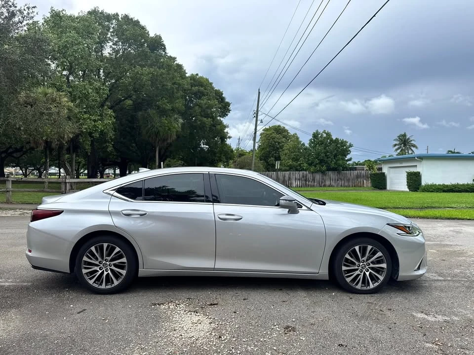 2019 Lexus ES 7th Gen - Image 4 of 12