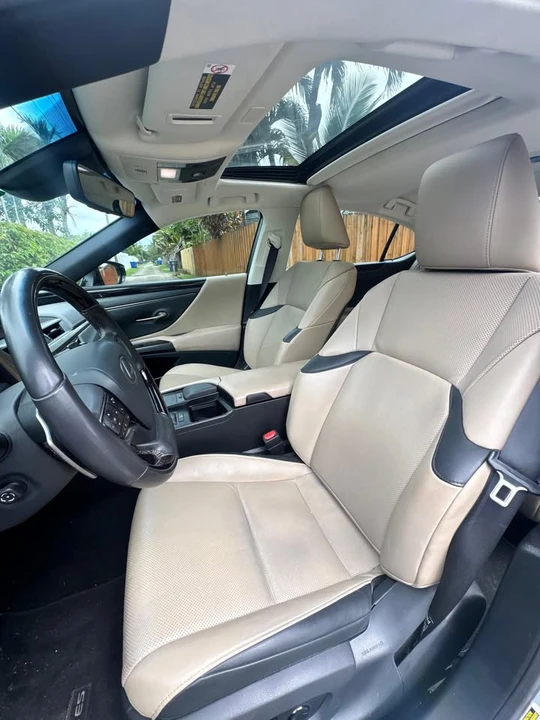 2019 Lexus ES 7th Gen - Image 10 of 12
