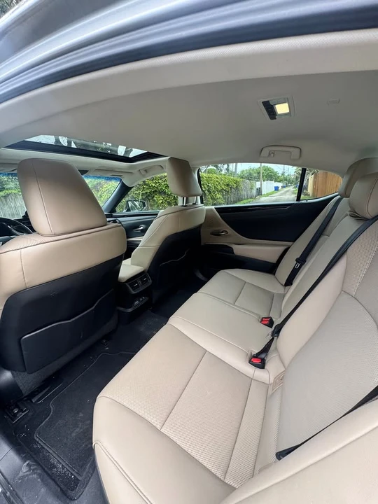 2019 Lexus ES 7th Gen - Image 9 of 12