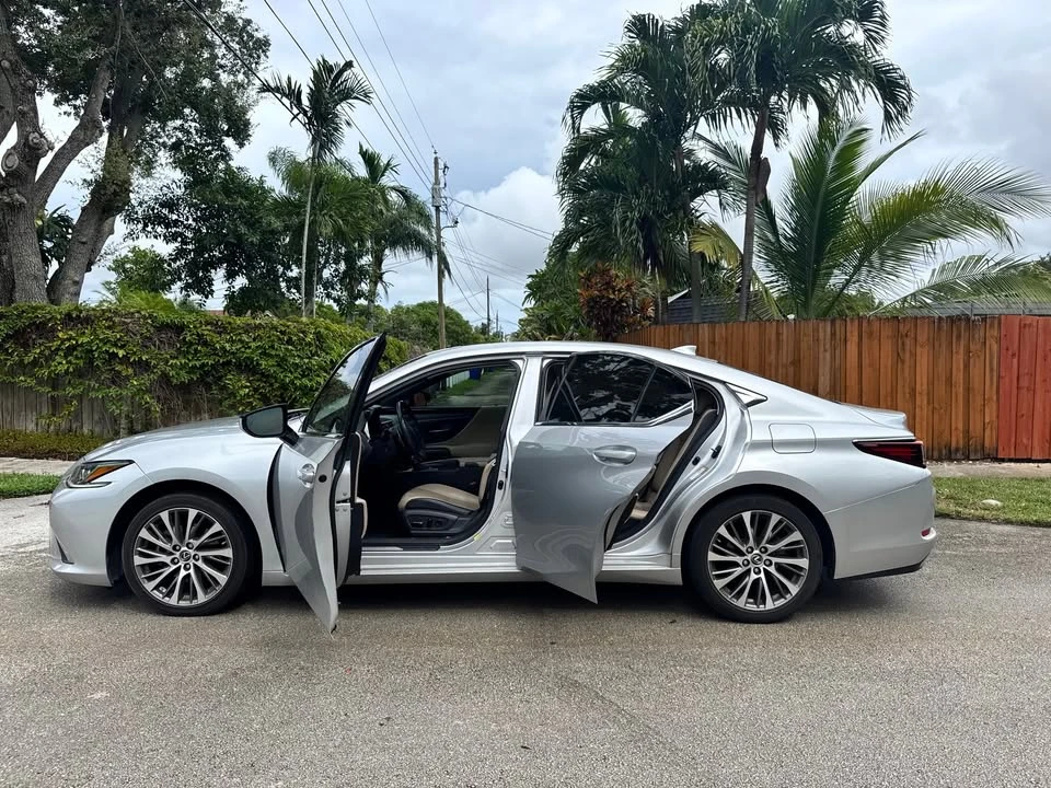 2019 Lexus ES 7th Gen - Image 11 of 12