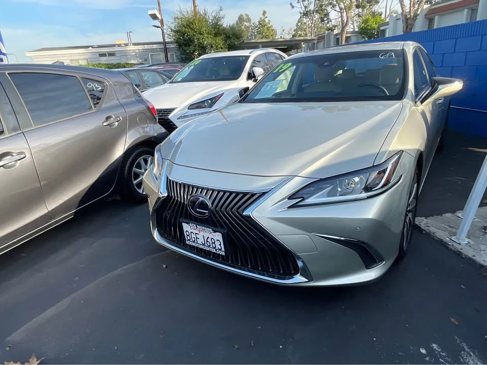 2019 Lexus ES 7th Gen - Image 2 of 3