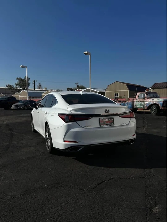 2019 Lexus IS 3rd Gen - Image 5 of 7