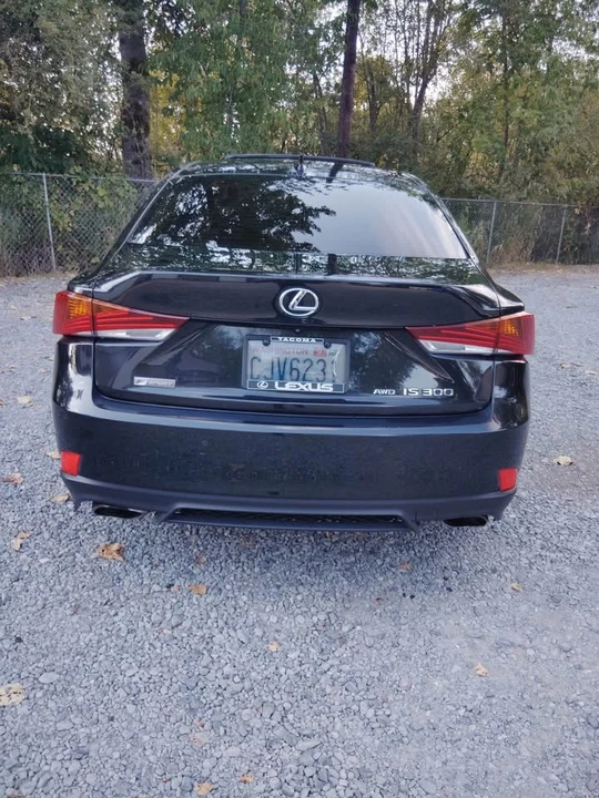 2019 Lexus IS 3rd Gen - Image 5 of 10