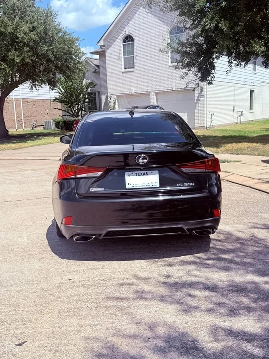 2019 Lexus IS 3rd Gen - Image 5 of 10