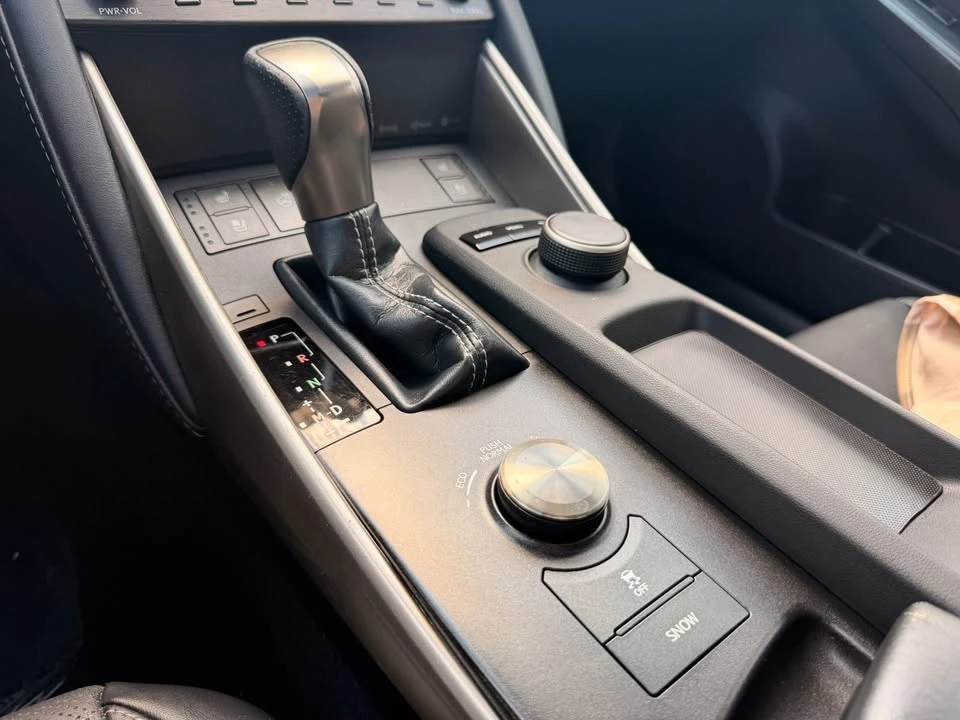 2019 Lexus IS 3rd Gen - Image 13 of 20