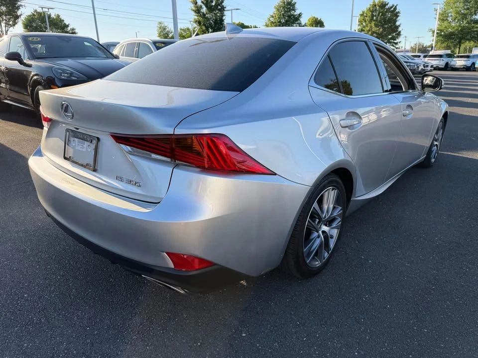 2019 Lexus IS 3rd Gen - Image 4 of 5