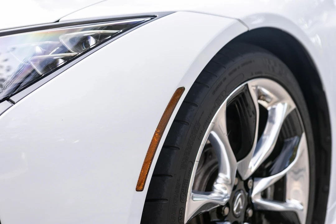 2019 Lexus LC - Image 16 of 31