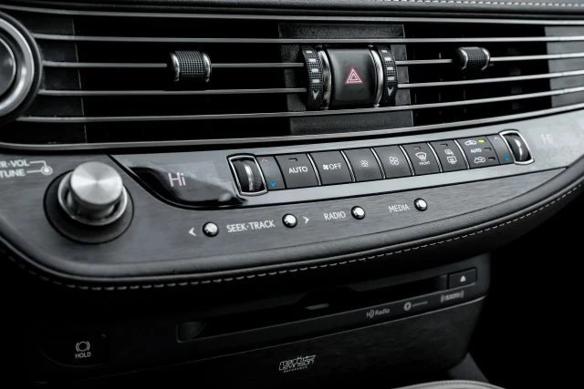 2019 Lexus LS 5th Gen - Image 26 of 31
