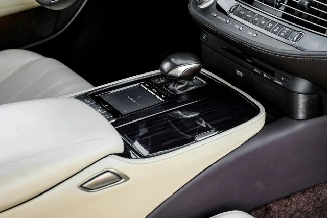 2019 Lexus LS 5th Gen - Image 25 of 31