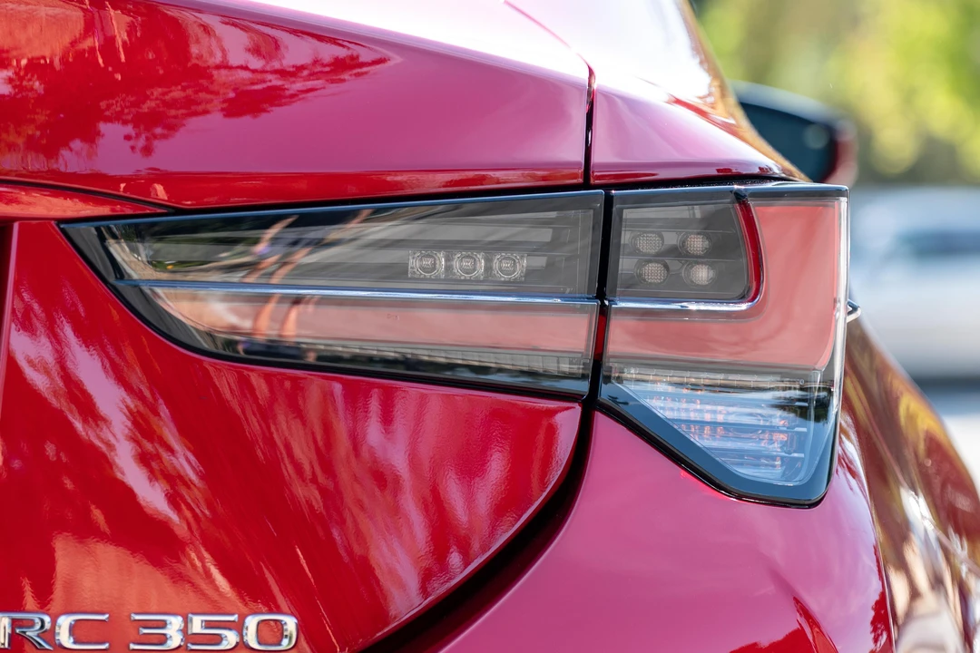 2019 Lexus RC F - Image 12 of 31