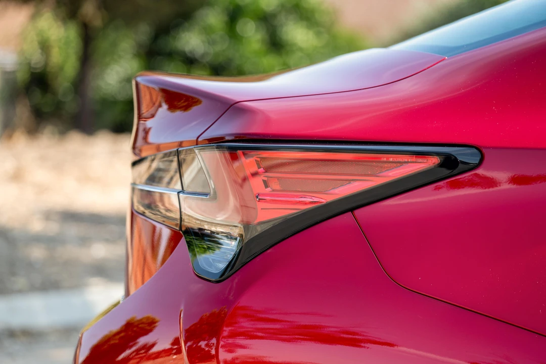 2019 Lexus RC F - Image 25 of 31