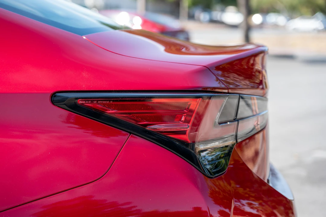 2019 Lexus RC F - Image 26 of 31