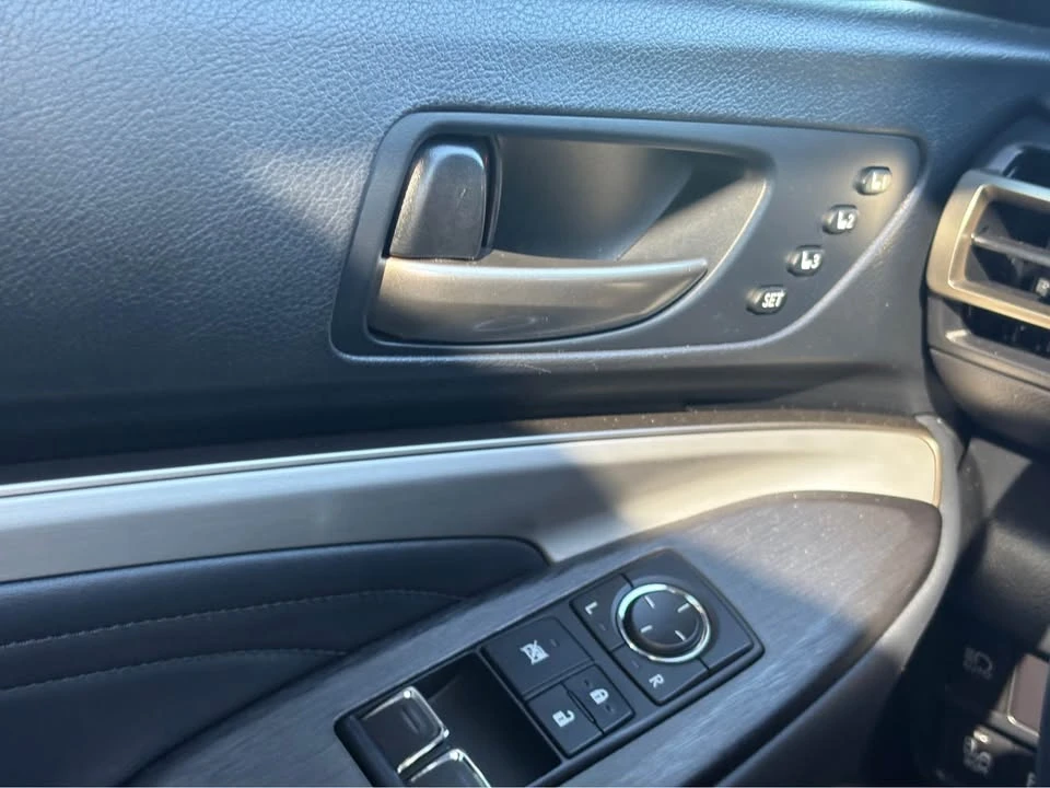 2019 Lexus RC - Image 5 of 6