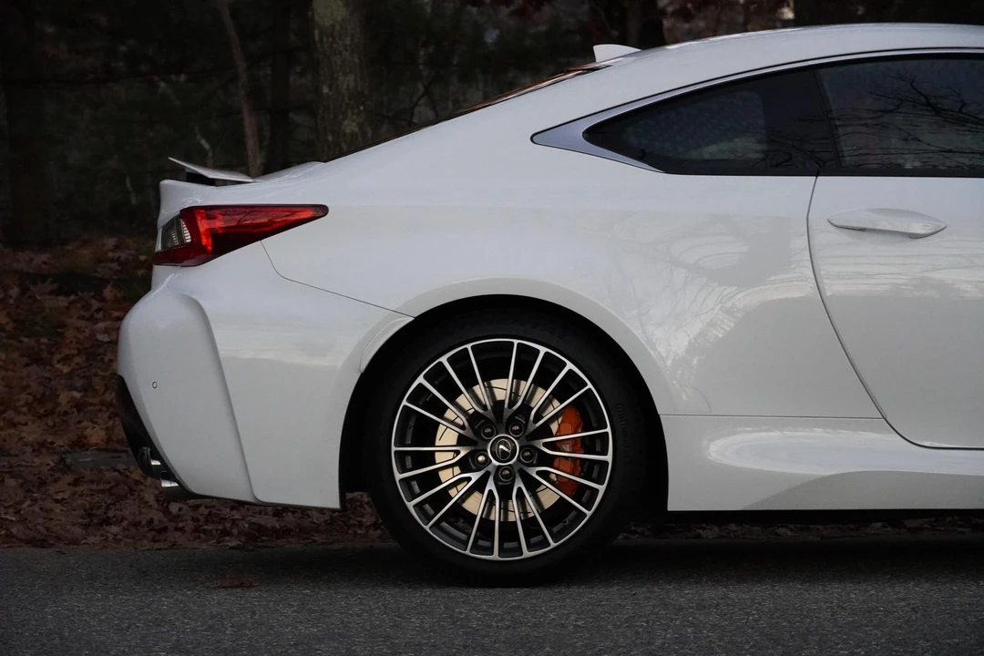2019 Lexus RC F - Image 26 of 31