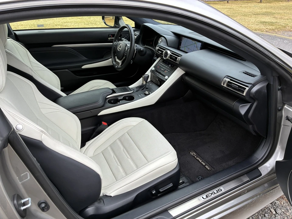 2019 Lexus RC F - Image 15 of 31