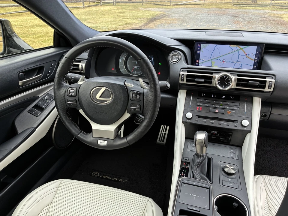 2019 Lexus RC F - Image 18 of 31